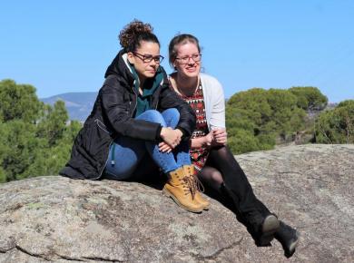 <p>(L–r): Young leader Judit Menendez and YABs Committee member Jantine Brouwer-Huisman at a retreat of the Anabaptist church in Spain (AMyHCE – Anabaptists, Mennonites and Brothers in Christ of Spain). Photo: Henk Stenvers.</p>