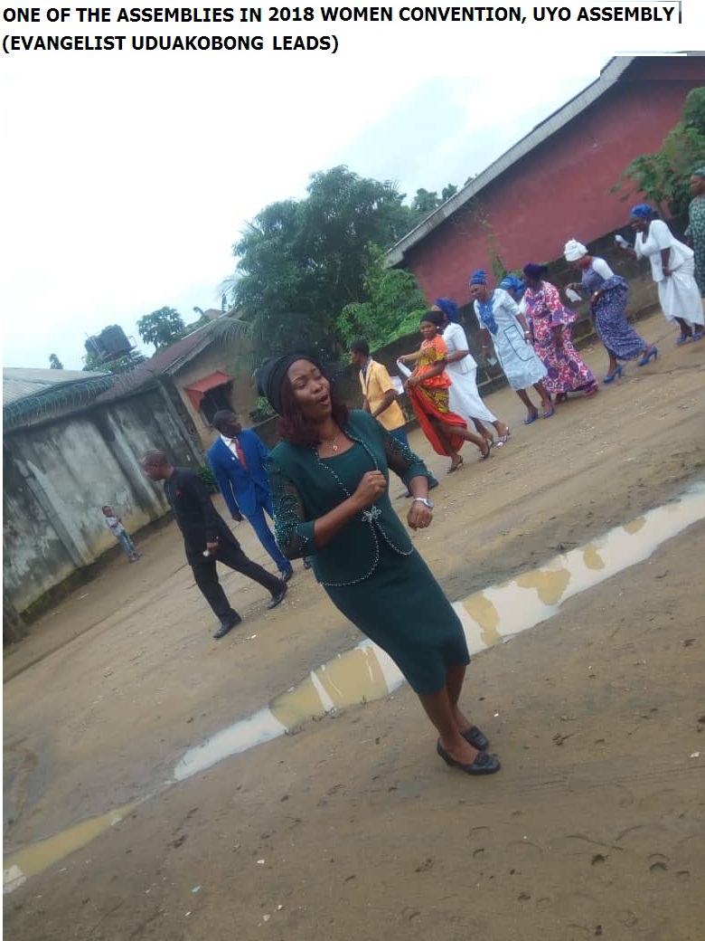 La evangelista Uduakobong dirige a las asistentes en la convención de mujeres de 2018, asamblea de Uyo. Las fotos son cortesía de la iglesia Menonita de Nigeria