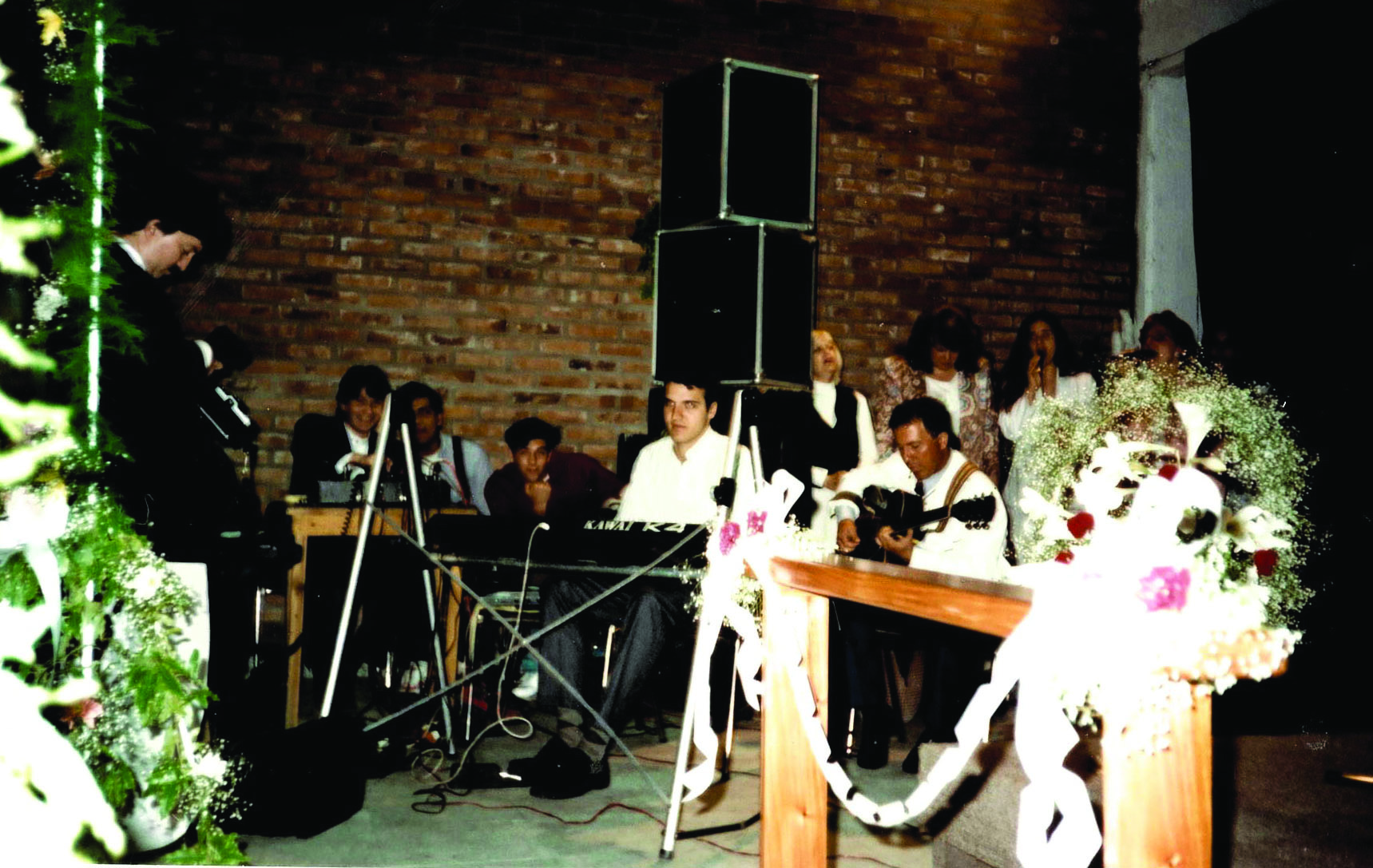 A church gathering in Morón in 1996. Photo courtesy of the centennial anniversary committee for Iglesia Evangélica Menonita Argentina (IEMA).