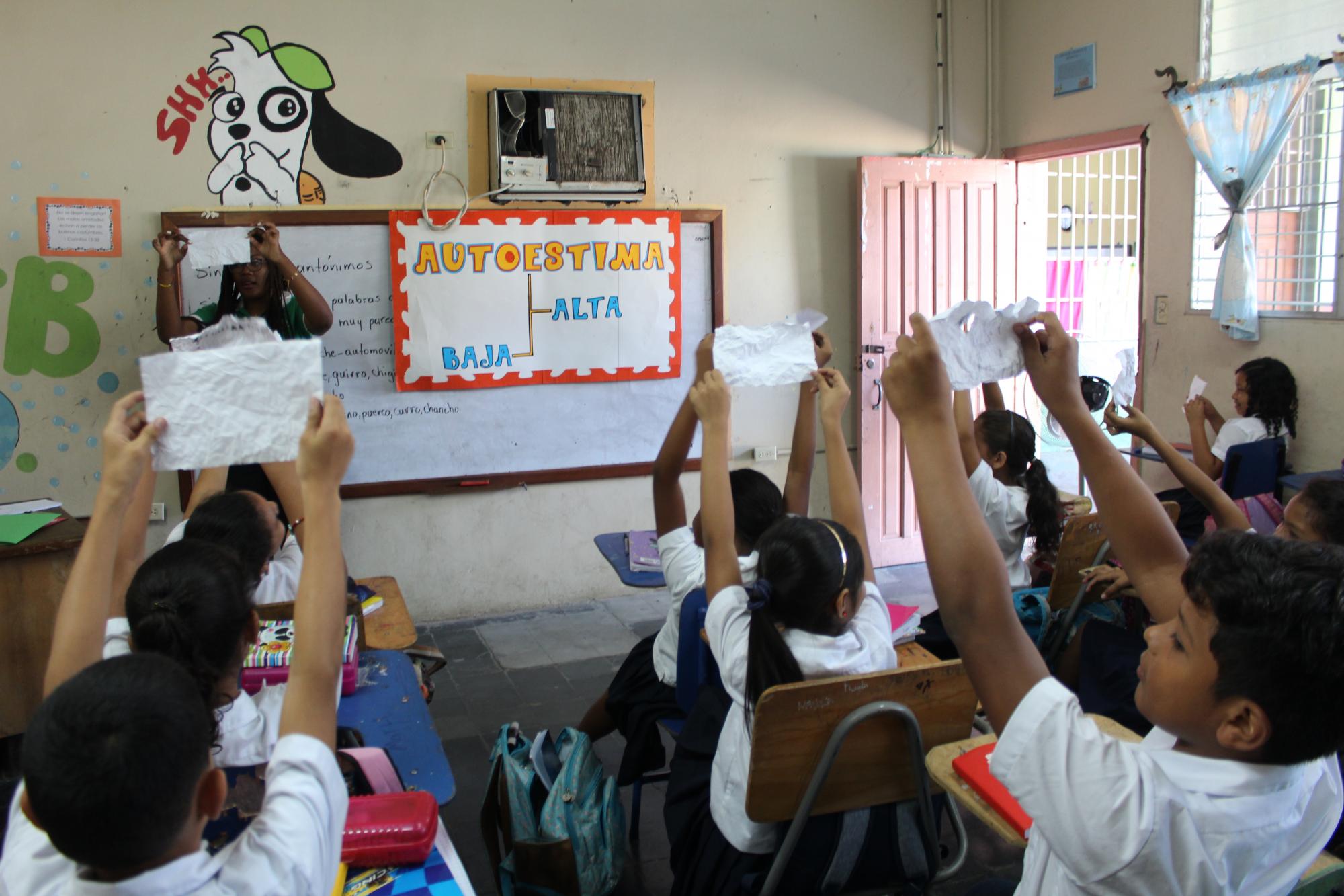 Damaris Guaza Sandoval de Colombie anime un atelier sur l’estime de soi pour une classe de CM1 à l’école Francisco Morazán, à La Ceiba, Honduras. Photo du MCC / Ilona Paganoni