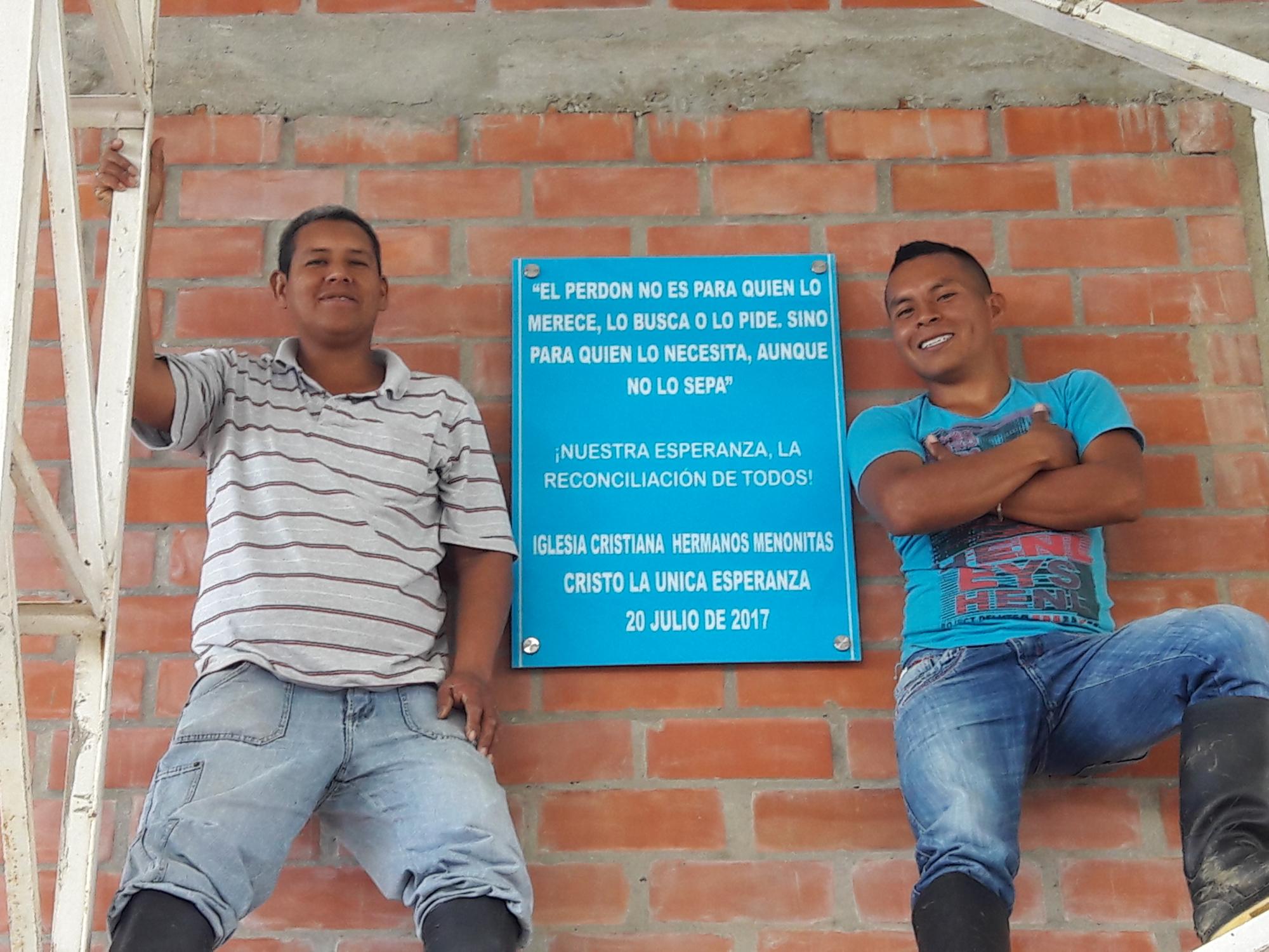 Misael y Luis Yonda. Installation de la plaque commémorative dans le complexe sportif de La Esperanza. « Le pardon n’est pas pour celui qui le mérite, le cherche ou le demande, mais pour celui qui en a besoin, même s’il n’en est pas conscient. Notre espoir c’est la réconciliation pour tous ! Église des Frères mennonites, Christ le Seul Espoir. 20 juillet 2017. » Photo : Sebastián Navarro Medina