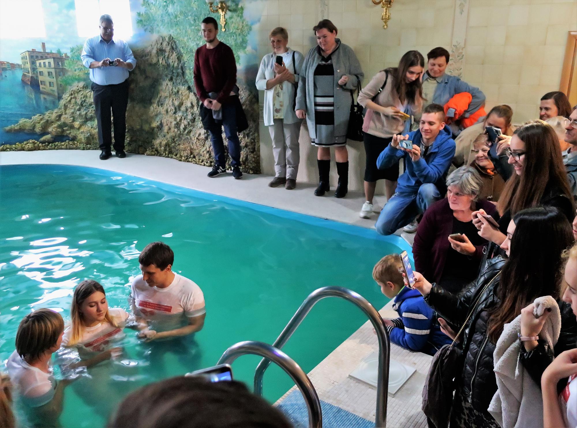Seven women ages 16–22 were baptized at a nearby pool the day the European leaders visited. Photo: J. Nelson Kraybill