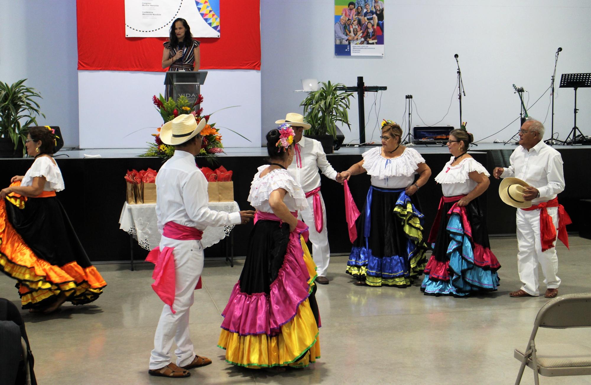 Les danseurs folkloriques d’une maison de retraite de San Rafael apportèrent une touche locale à la journée avec des danses traditionnelles du Costa Rica. Photo : Henk Stenvers