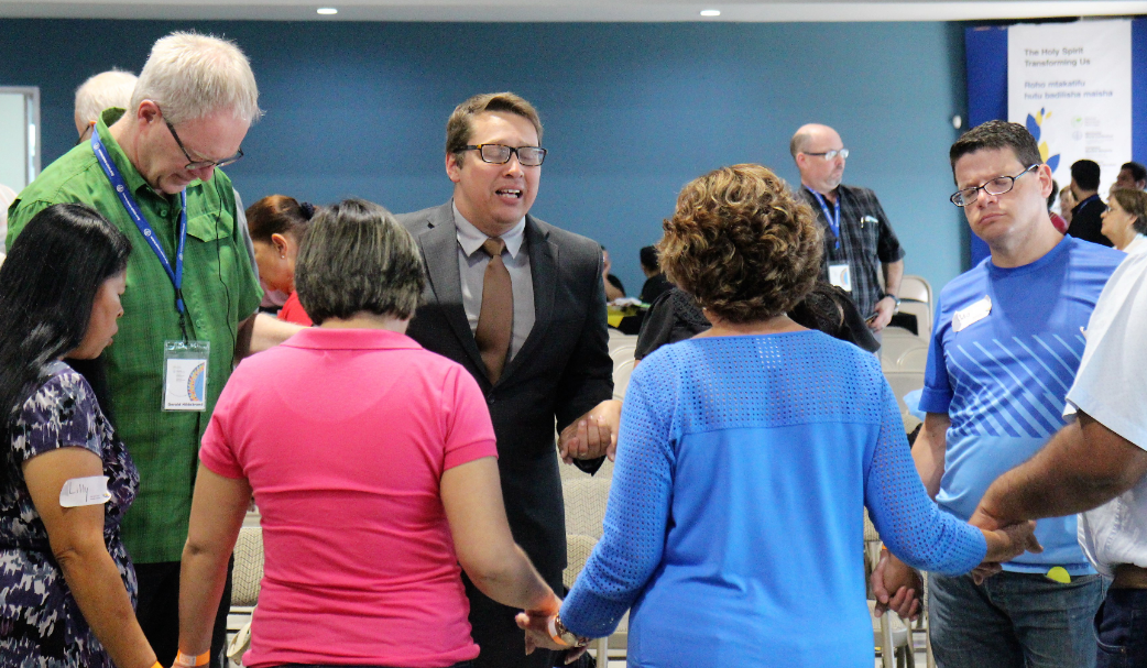 Pour clore la journée, les participants se sont divisés en groupes avec des personnes qu’ils ne connaissaient pas avant pour prier pour les pays d’Amérique latine qui ont le taux le plus élevé de migration forcée. Photo : Henk Stenvers