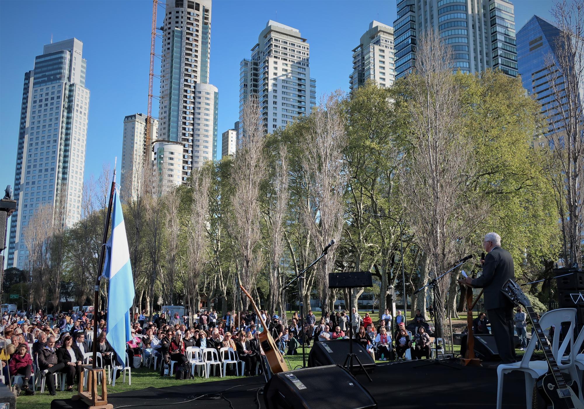Mario Snyder prend la parole devant plusieurs centaines de mennonites de toute l’Argentine lors du festival en plein-air pour le centième anniversaire du témoignage mennonite dans le pays. La célébration eut lieu à Porto Madero, où les premiers missionnaires débarquèrent en 1917. Photo : J. Nelson Kraybill.