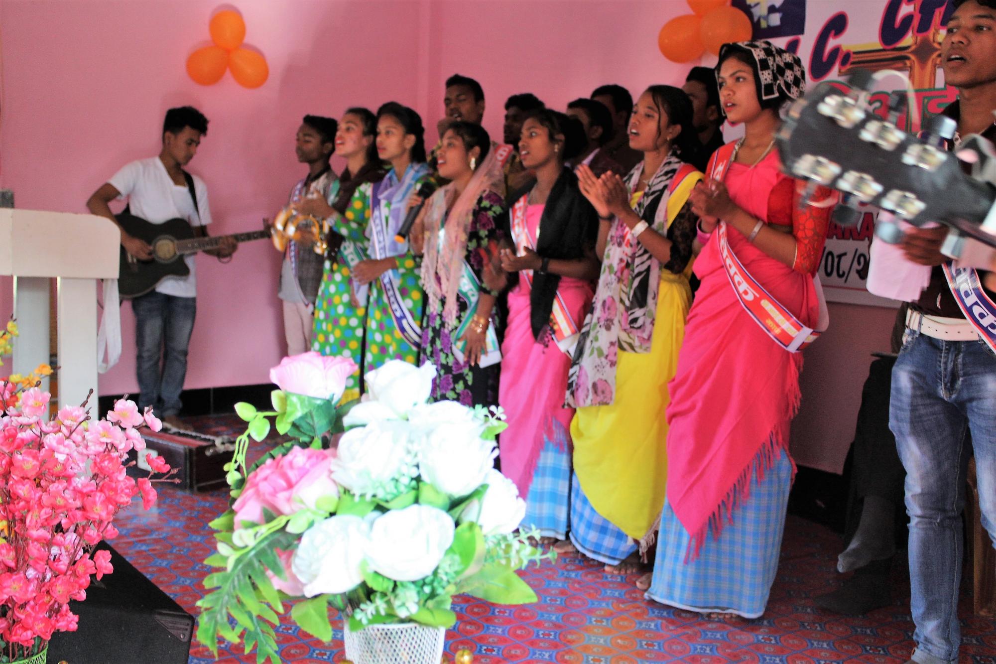 At the inauguration service, the youth group of Surunga BIC Church led the worshippers in singing and praising God. Photo: Henk Stenvers