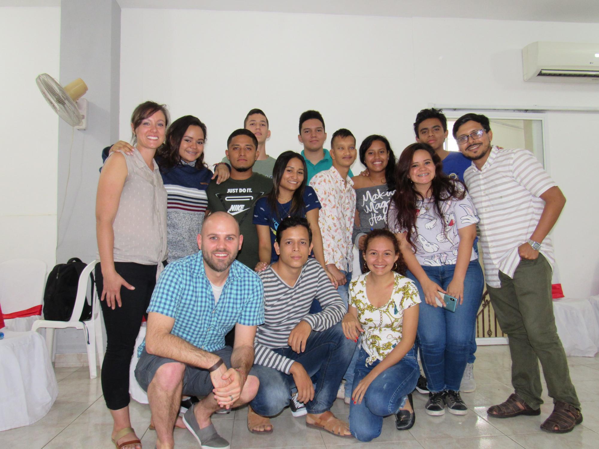 Les étudiants avec leurs enseignants, Eric Martin et Kelly Martin Frey envoyés de MMN au Seminario Bíblico Menonita de Colombia. Photo : envoyé