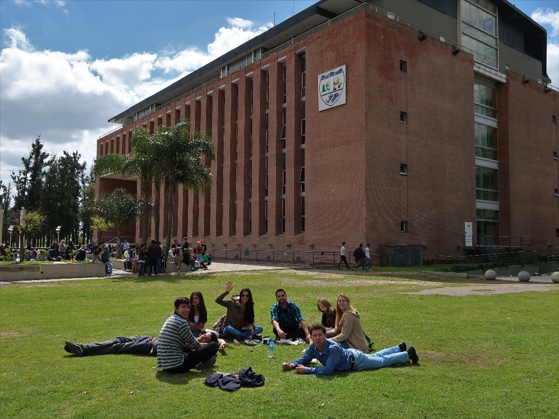Young adults visit during lunch break in front of the Palacio Municipal of Malvinas Argentinas where the Mennonite church held a mission conference 17 September 2017. Photo: J. Nelson Kraybill.