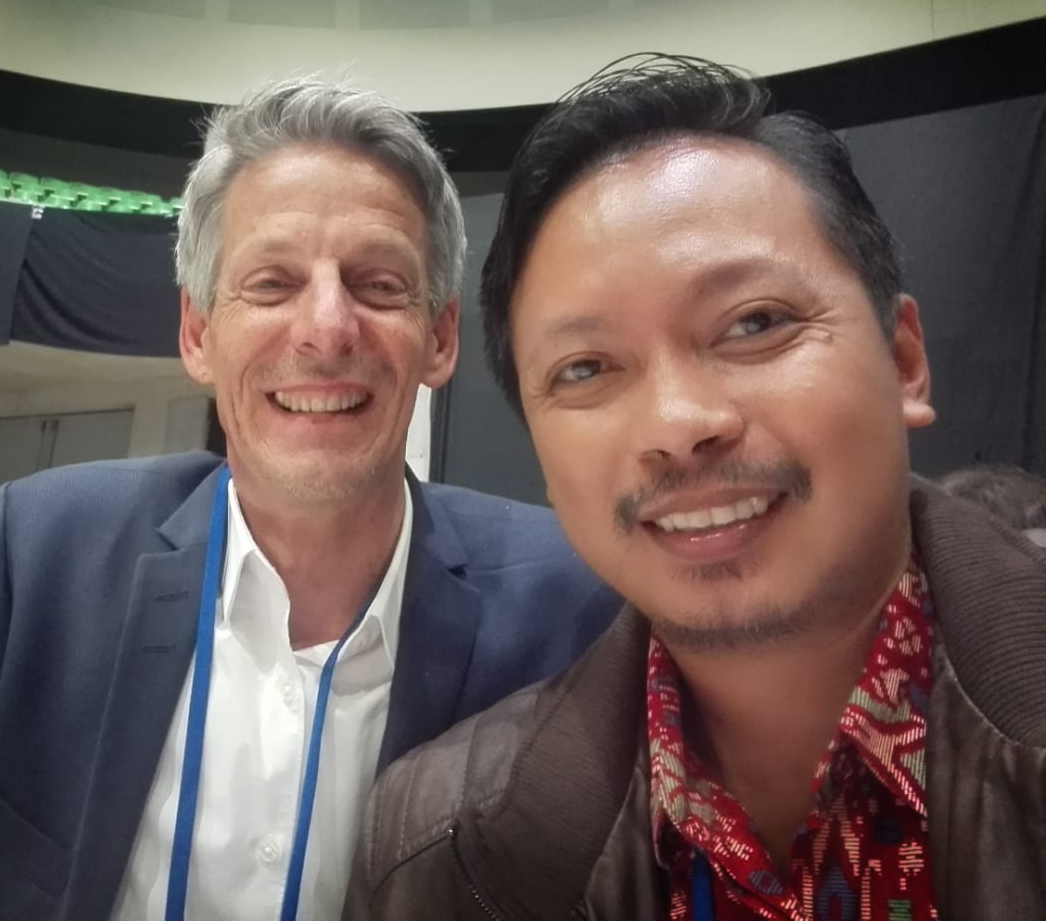 Danang Kristiawan, qui participa à la CME entant qu’invité de l’Église mennonite hollandaise, rencontre le théologien mennonite Fernando Enns. Photo : Danang Kristiawan.