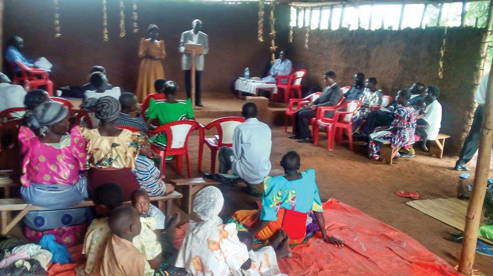 Dans une assemblée mennonite en Ouganda, les membres doivent s’asseoir par terre, faute d’argent pour acheter des chaises. Photo : Okoth Simon Onyango